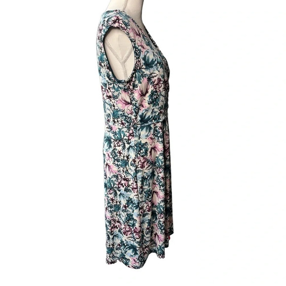 Le Lis Sleeveless V-Neck Floral Dress with Side Ruching Size XX-Large - Picture 3 of 9